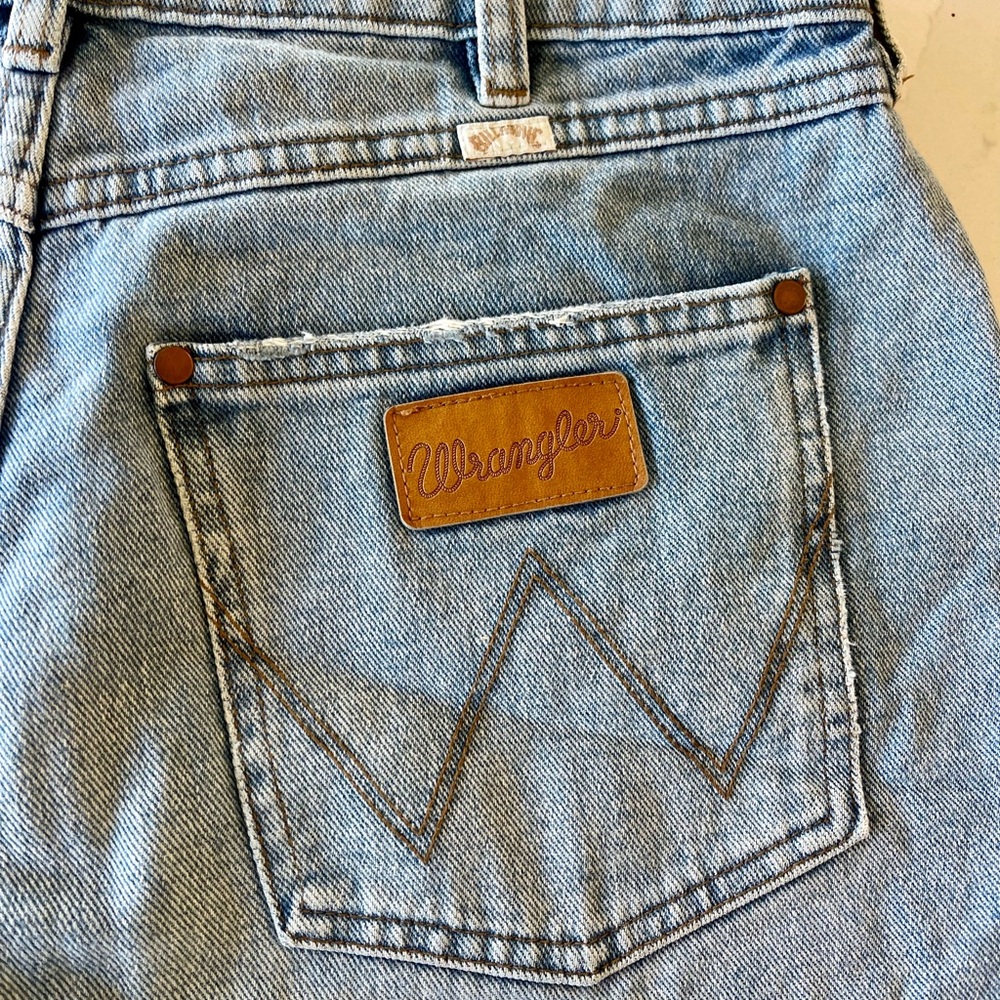 Wrangler High Waist Cutoff Shorts - Picture 4 of 5